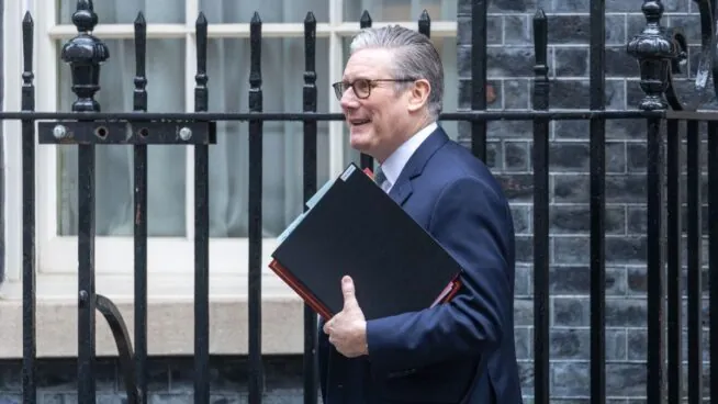 Starmer anuncia la salida de un alto cargo en medio del escándalo por el 'caso Epstein'