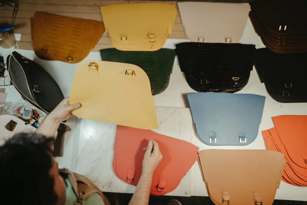 Proceso artesanal de la fabricación de los bolsos de Leandra