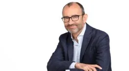 Rafael Santandreu (56), psicólogo, advierte de que la felicidad no entiende de lugares: «No hace falta cambiar de ciudad»