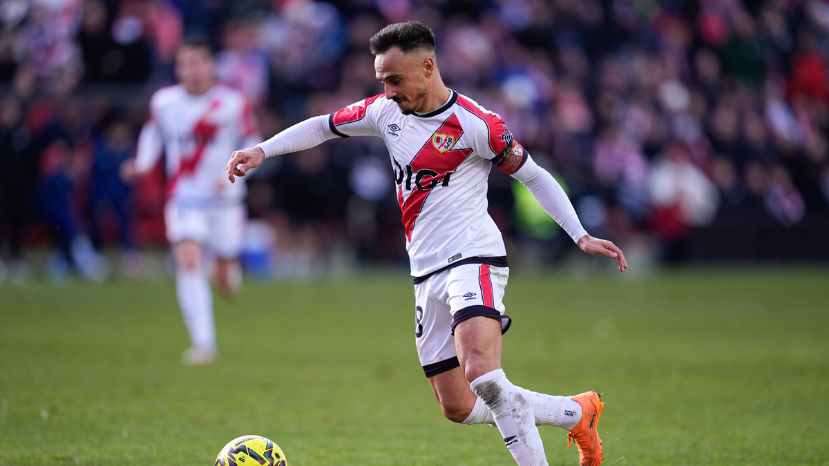 Suspendido el partido entre el Rayo y el Oviedo por el mal estado del césped de Vallecas