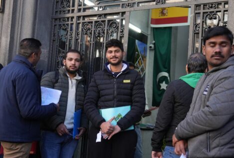 Los funcionarios temen una avalancha de documentos falsos para regularizar inmigrantes