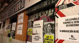 Revuelta reaparece tras su ruptura con Vox vandalizando la taberna de Pablo Iglesias