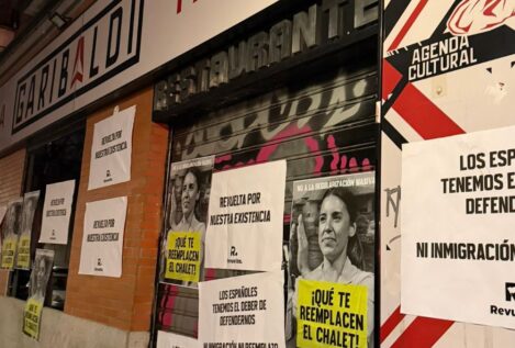 Revuelta reaparece tras su ruptura con Vox vandalizando la taberna de Pablo Iglesias