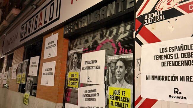 Revuelta reaparece tras su ruptura con Vox vandalizando la taberna de Pablo Iglesias