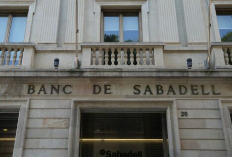 El Sabadell ganó 1.775 millones en 2025 (-2,8%) y anuncia una recompra de 800 millones