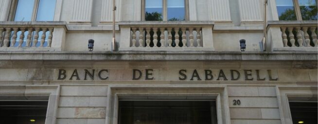 El Sabadell ganó 1.775 millones en 2025 (-2,8%) y anuncia una recompra de 800 millones