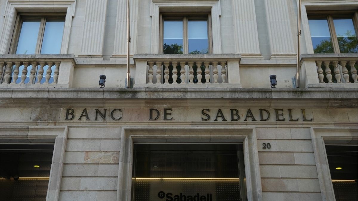 El Sabadell ganó 1.775 millones en 2025 (-2,8%) y anuncia una recompra de 800 millones