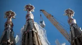 La Sagrada Familia ya es la iglesia más alta del mundo tras coronar la torre de Jesucristo