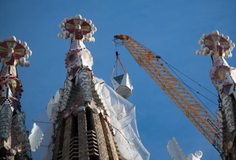 La Sagrada Familia ya es la iglesia más alta del mundo tras coronar la torre de Jesucristo