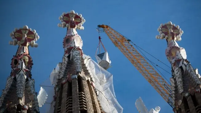La Sagrada Familia ya es la iglesia más alta del mundo tras coronar la torre de Jesucristo