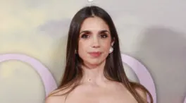 El acogedor salón de Elena Furiase en la sierra de Madrid con madera natural, luz y muy vivido