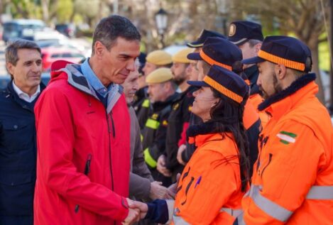 Sánchez advierte desde Andalucía que quedan «días largos» por el temporal