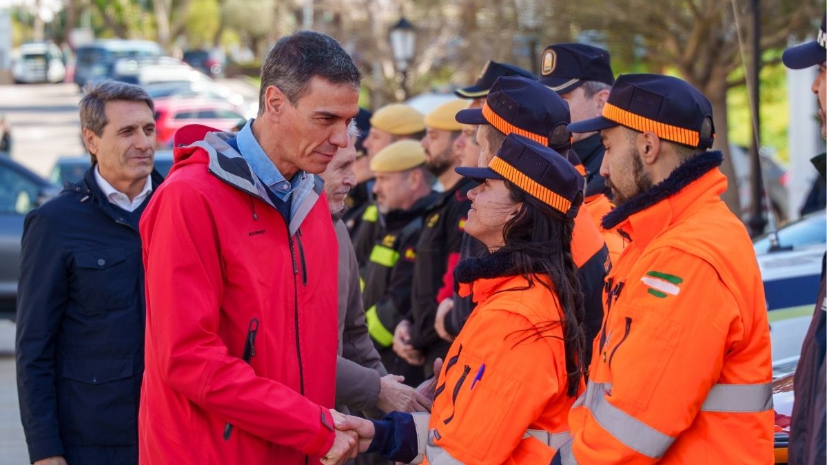 Sánchez advierte desde Andalucía que quedan «días largos» por el temporal
