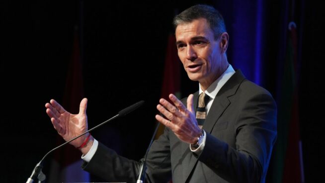 Sánchez manipula una encuesta para defender su regularización en 'The New York Times'