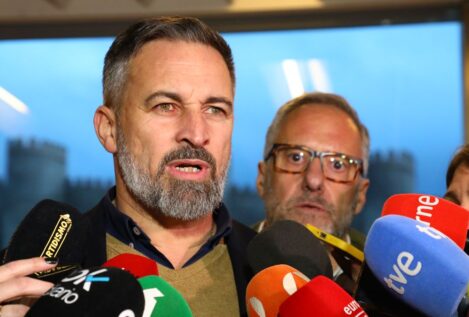 Abascal ve «obcecado» al PP y reta a Feijóo a elegir entre Vox o la «tenaza» con el PSOE