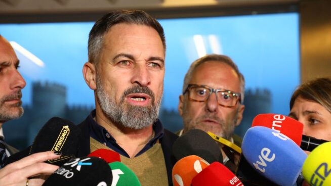 Abascal ve «obcecado» al PP y reta a Feijóo a elegir entre Vox o la «tenaza» con el PSOE