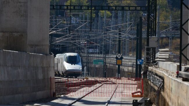 ADIF limita el AVE a Extremadura por fallos en soldaduras tras detectar marcas en los trenes