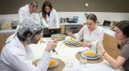 Cocinar acompañado triplica la alegría, según un estudio