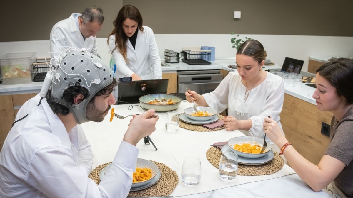Cocinar acompañado triplica la alegría, según un estudio