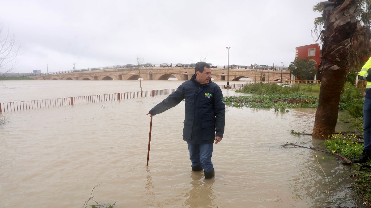 Jerez mantiene evacuadas varias zonas por la crecida del río y prepara un plan de limpieza