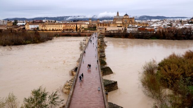 El río Guadalquivir alcanza los cinco metros en Córdoba y provoca el desalojo de 400 familias