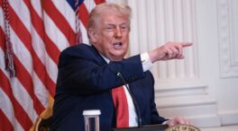 Trump amenaza con demandar al presentador de los Grammy por vincularlo a Epstein