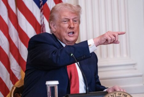 Trump amenaza con demandar al presentador de los Grammy por vincularlo a Epstein