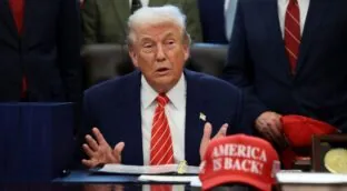 Trump afirma que EEUU e Irán están negociando «en este momento»