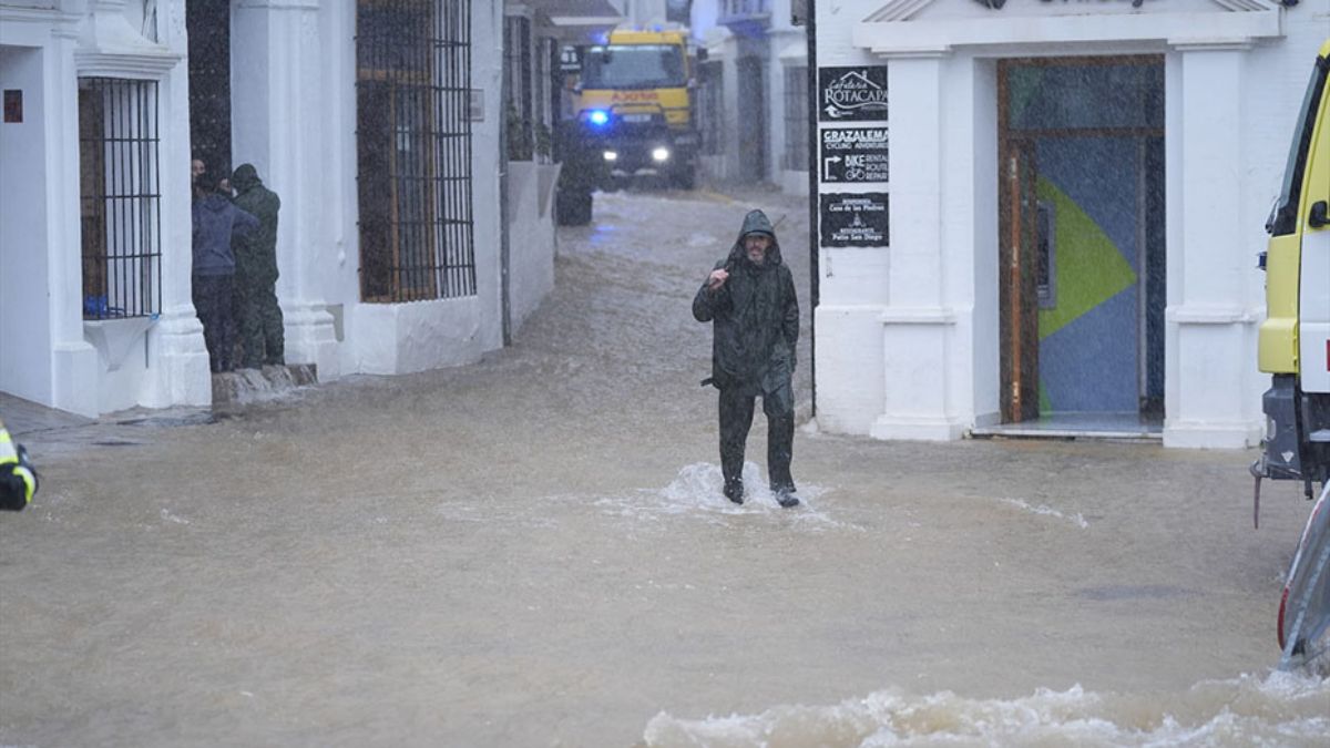 La última hora del temporal en Andalucía, en directo | La región roza las 9.000 incidencias y mantiene 84 carreteras cortadas