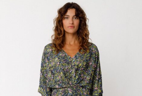 Ni largo ni 'midi': este es el vestido de marca vasca que mejor estiliza a los 50 para 'looks' diarios de oficina