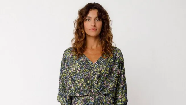 Ni largo ni 'midi': este es el vestido de marca vasca que mejor estiliza a los 50 para 'looks' diarios de oficina