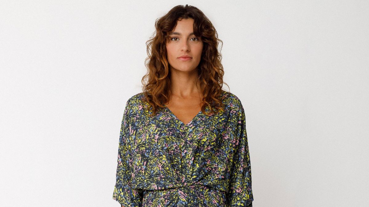 Ni largo ni ‘midi’: este es el vestido de marca vasca que mejor estiliza a los 50 para ‘looks’ diarios de oficina