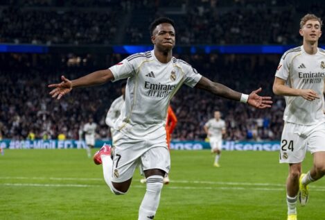 Vinícius lidera con un doblete de penaltis la goleada del Madrid frente a la Real Sociedad