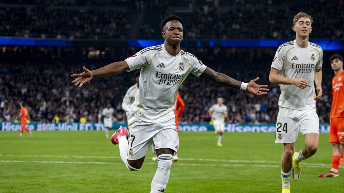 Vinícius lidera con un doblete de penaltis la goleada del Madrid frente a la Real Sociedad