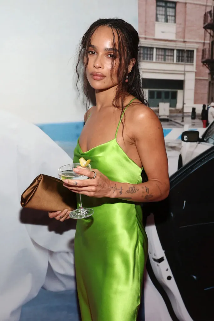 La actriz Zoe Kravitz con un vestido lencero verde. (Fuente: Instagram)