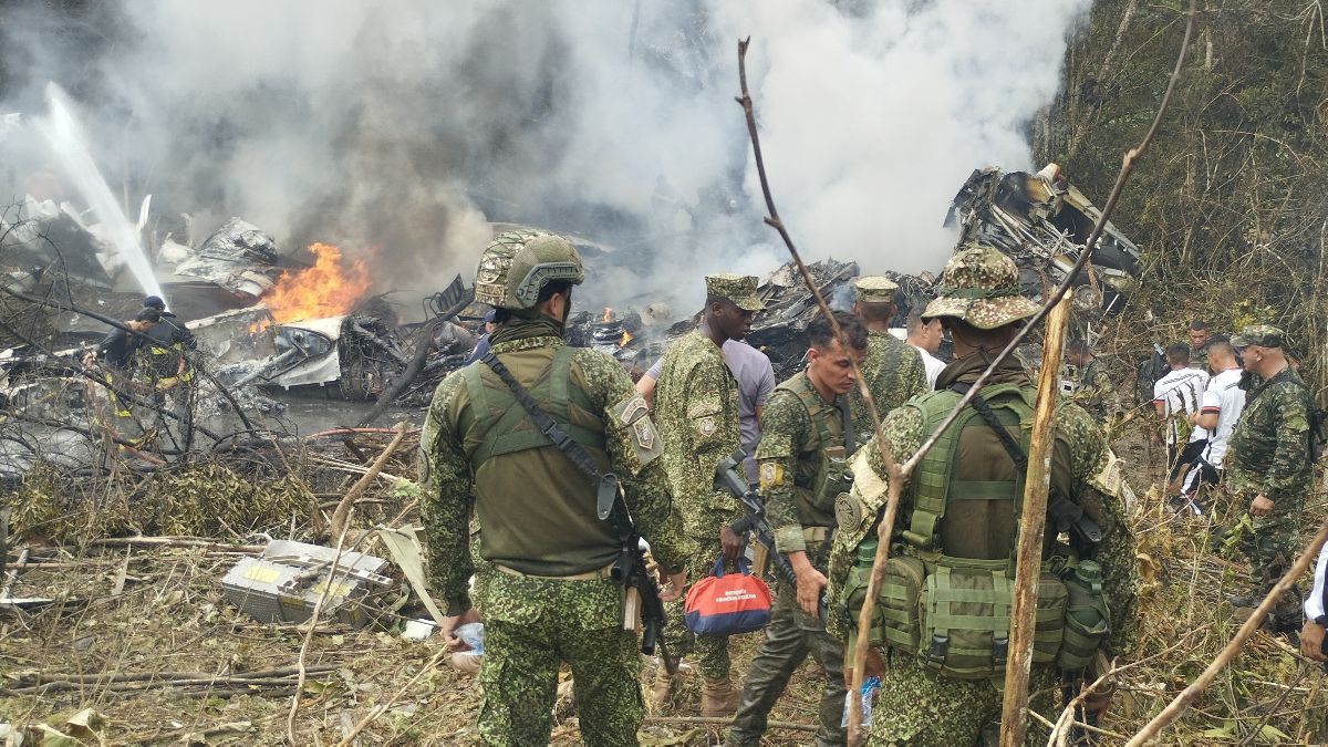 Ascienden a 66 los muertos en el accidente del avión militar estrellado al sur de Colombia