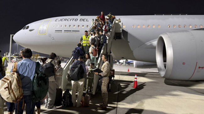Llega a Torrejón un avión militar con 171 españoles repatriados de Omán por la guerra