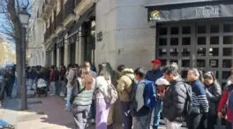 Aluvión de nepalíes en la embajada para lograr el pasaporte ante la regularización de Sánchez