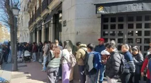 Aluvión de nepalíes en la embajada para lograr el pasaporte ante la regularización de Sánchez