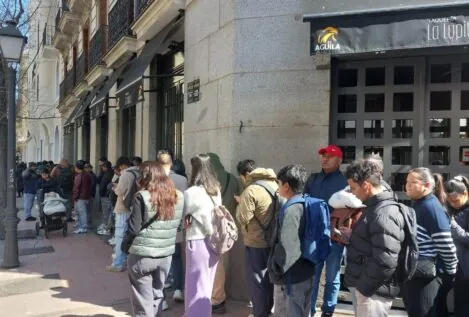 Aluvión de nepalíes en la embajada para lograr el pasaporte ante la regularización de Sánchez