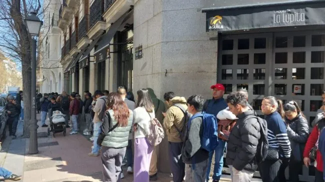 Aluvión de nepalíes en la embajada para lograr el pasaporte ante la regularización de Sánchez