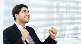 La LPH es clara: si tienes una plaza de garaje, los vecinos no pueden negarte la llave del portal aunque no vivas allí