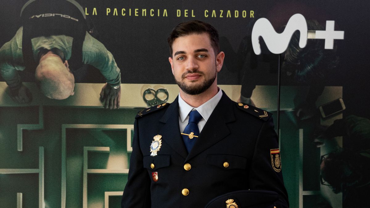 Alvise se presenta a las elecciones andaluzas con un policía nacional de candidato