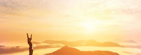 Alain de Botton (56), filósofo: «Lo que nos hace infelices no es la falta de éxito, sino la falta de significado de la vida»