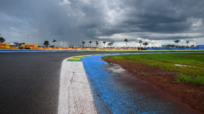 El Gran Premio de Brasil de MotoGP se detiene por un socavón en la recta principal