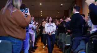 Ayuso disputa a Vox el voto joven y se reúne en Madrid con más de 15 asociaciones juveniles