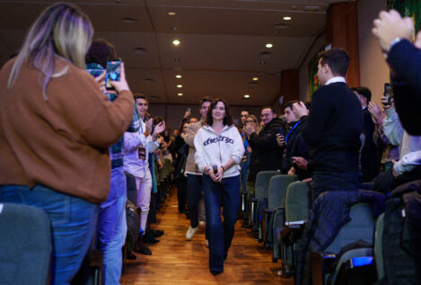 Ayuso disputa a Vox el voto joven y se reúne en Madrid con más de 15 asociaciones juveniles