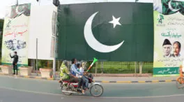 Irán autoriza el paso a 20 barcos paquistaníes por Ormuz en un «paso para la paz»