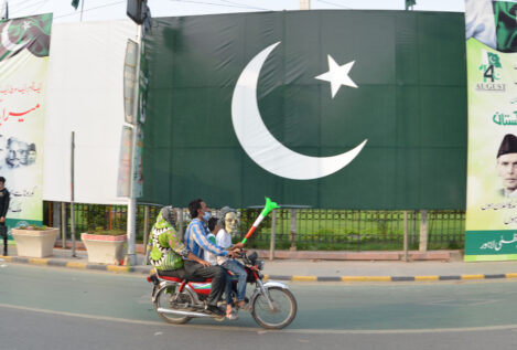 Irán autoriza el paso a 20 barcos paquistaníes por Ormuz en un «paso para la paz»