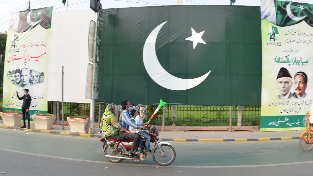 Irán autoriza el paso a 20 barcos paquistaníes por Ormuz en un «paso para la paz»